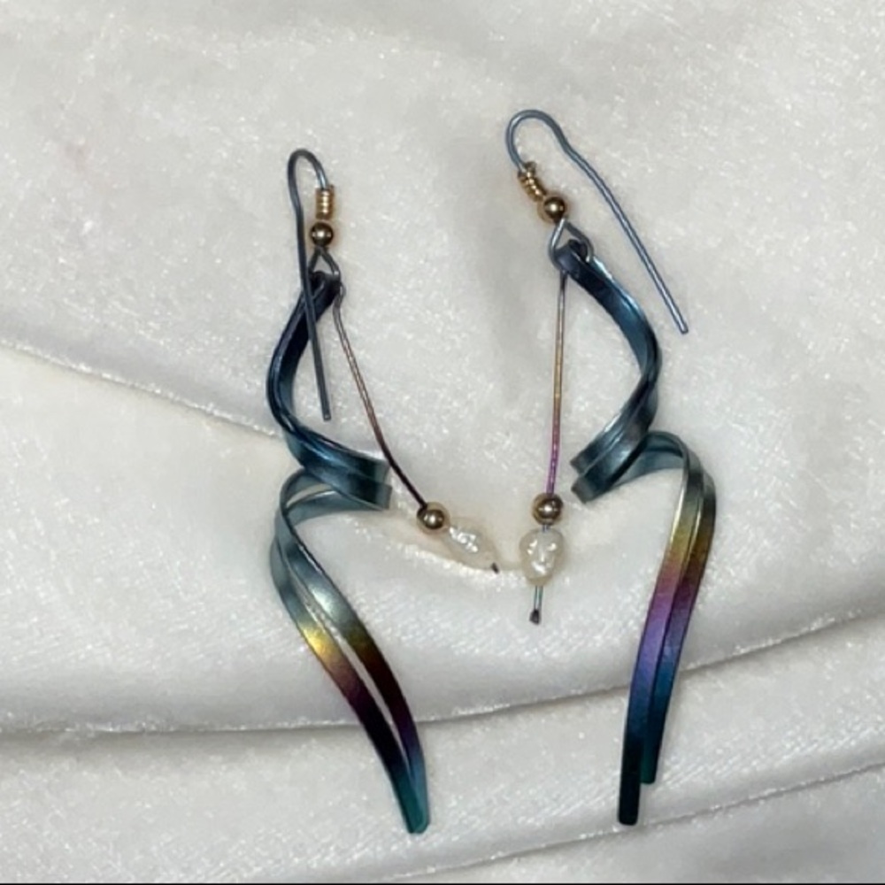 Unsigned Lightweight Multi Colored Metal Wire Ear… - image 3